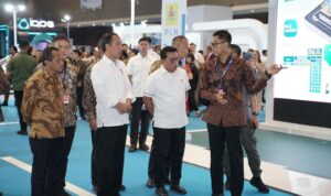 Presiden Jokowi Kunjungi Booth PT PLN