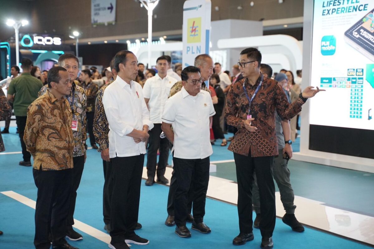 Presiden Jokowi Kunjungi Booth PT PLN