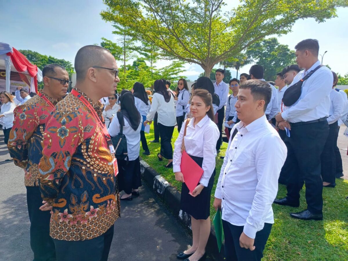 Kakanwil Kemenkumhan Sulut Ronald Lumbuun didampingi Kadiv PAS Aris Munandar sedang berbincang dengan peserta.(Foto:Yudi/pilar)