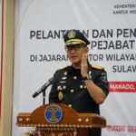 Kepala Kantor Wilayah Kementerian Hukum dan HAM Sulawesi Utara, Ronald Lumbuun melakukan pengambilan sumpah/janji dan pelantikan 11 pejabat manajerial dari 6 UPT dilingkungan Kanwil Kemenkumham Sulut di Aula Mapalus hari ini (18/10).