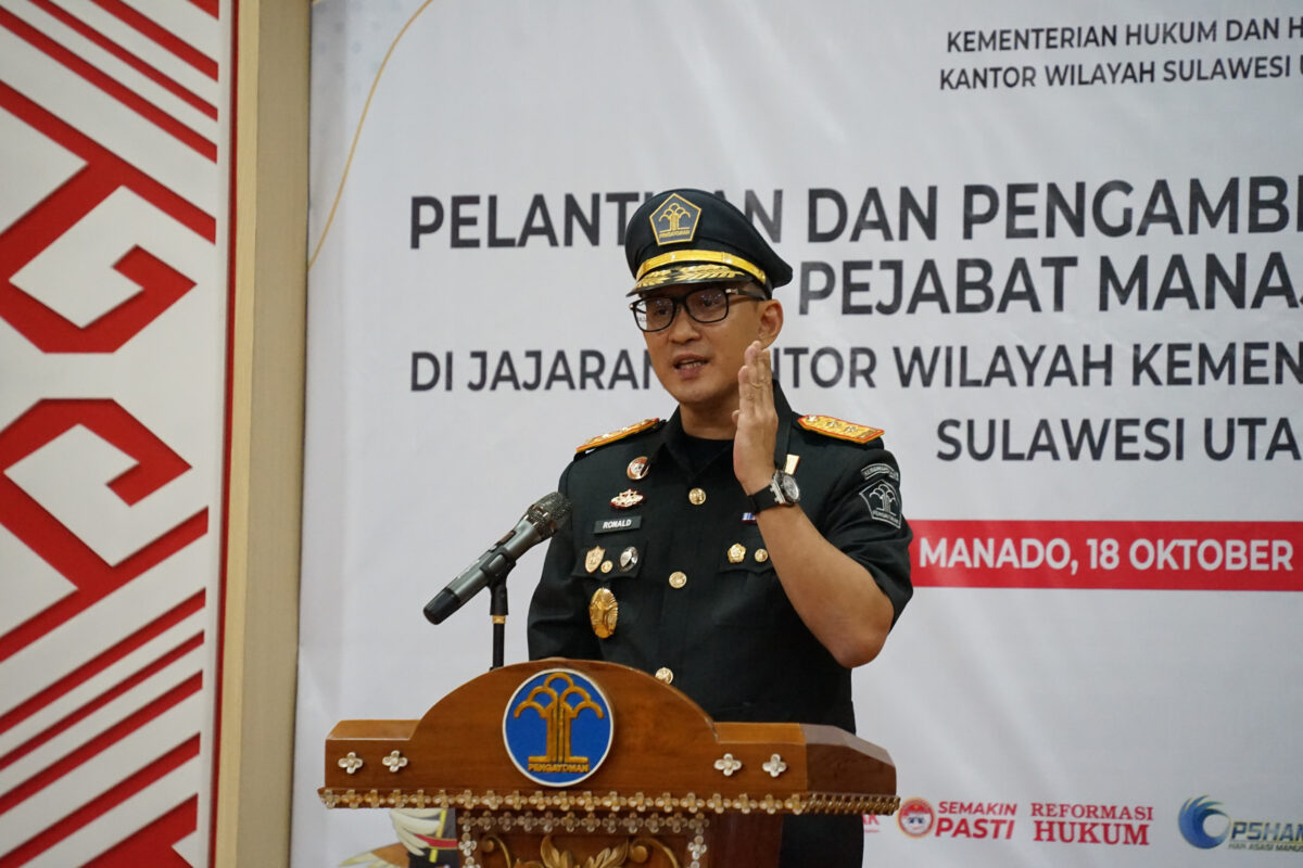 Kepala Kantor Wilayah Kementerian Hukum dan HAM Sulawesi Utara, Ronald Lumbuun melakukan pengambilan sumpah/janji dan pelantikan 11 pejabat manajerial dari 6 UPT dilingkungan Kanwil Kemenkumham Sulut di Aula Mapalus hari ini (18/10).