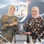 Direktur Operasional Jasa Raharja, Dewi Aryani Suzana dan Direktur Pelayanan BPJS Ketenagakerjaan, Roswita Nilakurnia, di Jakarta, Selasa (15/10/2024).