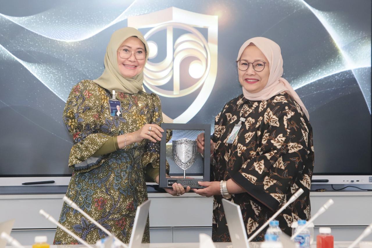 Direktur Operasional Jasa Raharja, Dewi Aryani Suzana dan Direktur Pelayanan BPJS Ketenagakerjaan, Roswita Nilakurnia, di Jakarta, Selasa (15/10/2024).