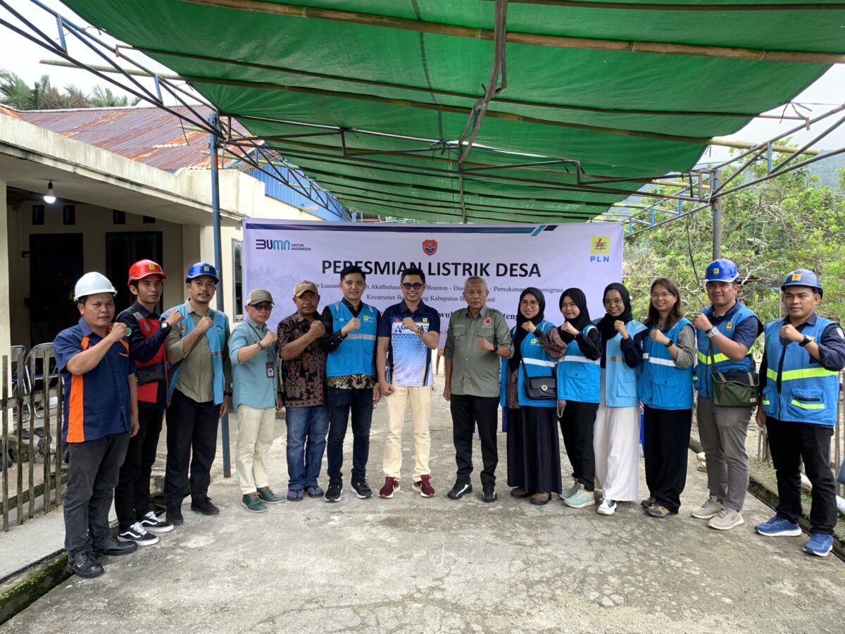 PT PLN UID Suluttenggo Terangi Pulau Bangkurung di Kabupaten Banggai Laut