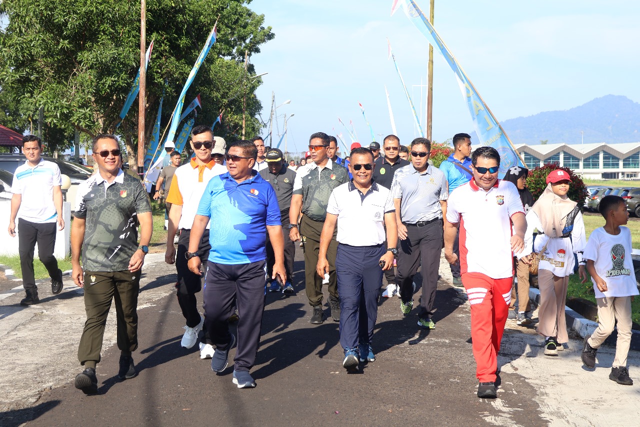 Semarak HUT Ke-79 TNI, Danlanud Sam Ratulangi Marsma TNI Antariksa Anondo, S.E., M.Tr.(Han)., beserta Ketua PIA Ardhya Garini Cabang 9/D.II Lanud Sam Ratulangi Ny. Sasi Antariksa menghadiri olahraga bersama TNI dan Forkopimda Sulawesi Utara di Lanudal Manado. Sabtu (26/10/2024).