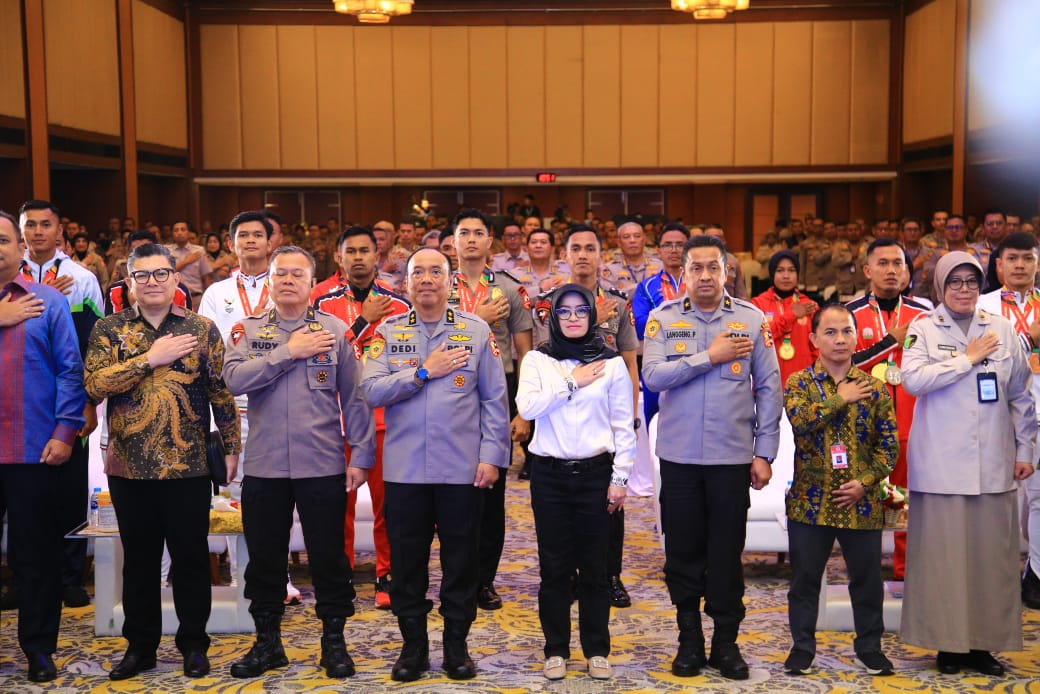 SSDM Polri memberikan Pin Emas sebagai apresiasi kepada atlet-atlet Polri yang baru saja mengukir prestasi di ajang Pekan Olahraga Nasional (PON) XXI Aceh – Sumut.