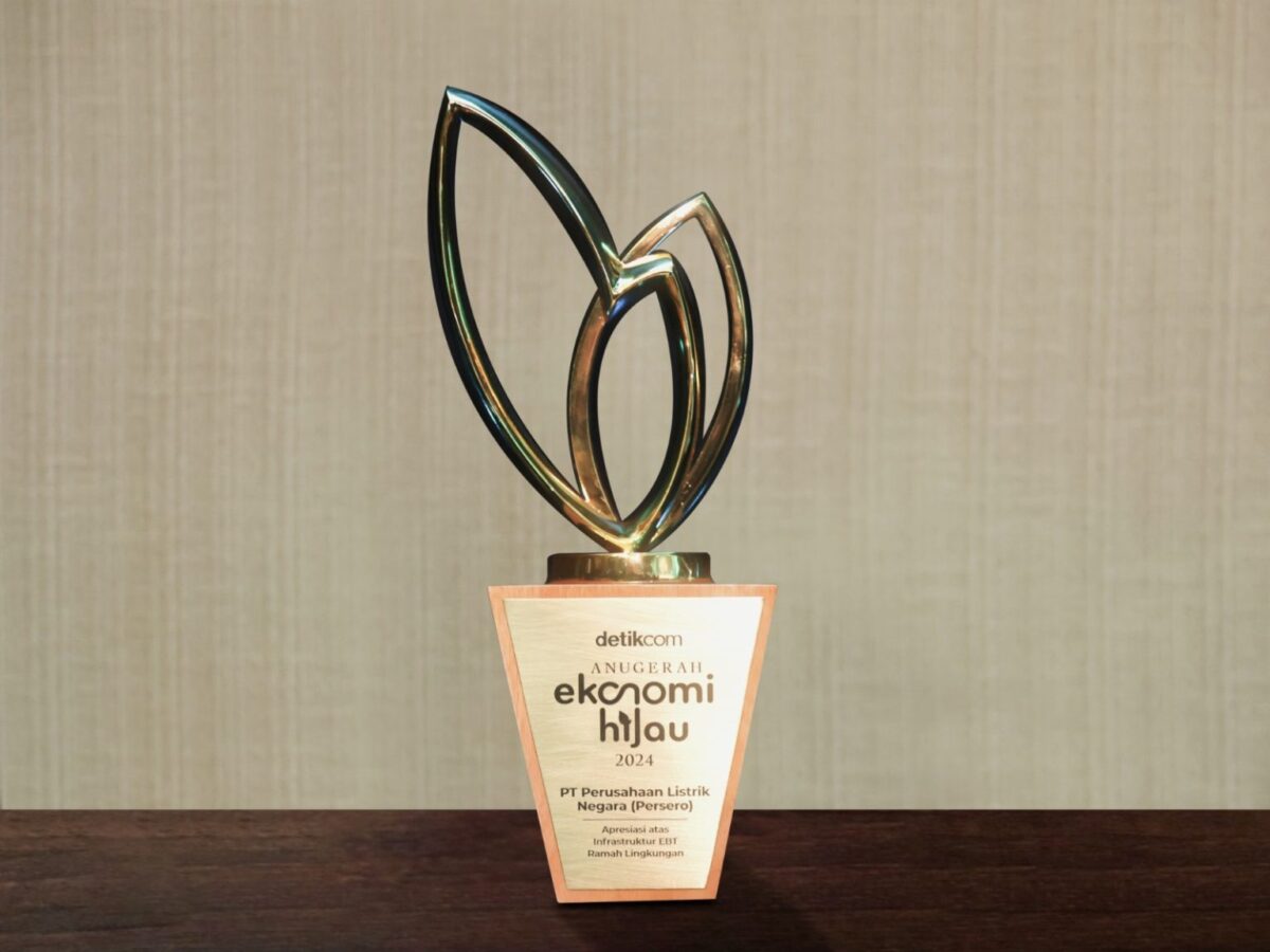 PLN PT PLN (Persero) meraih penghargaan Anugerah Ekonomi Hijau untuk Infrastruktur Energi Baru Terbarukan (EBT) Ramah Lingkungan pada Selasa (30/7), di Jakarta.