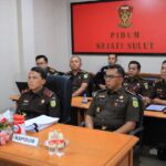 Wakil Kepala Kejaksaan Tinggi Sulawesi Utara Dr. Transiswara Adhi, S.H., M.Hum., dan Asisten Bidang Tindak Pidana Umum Mohamad Faid Rumdana, S.H., M.H beserta jajaran pada bidang tindak pidana umum melaksanakan ekspose perkara Restorative Justice (RJ),di Kantor Kejati, Selasa (1510/2024)