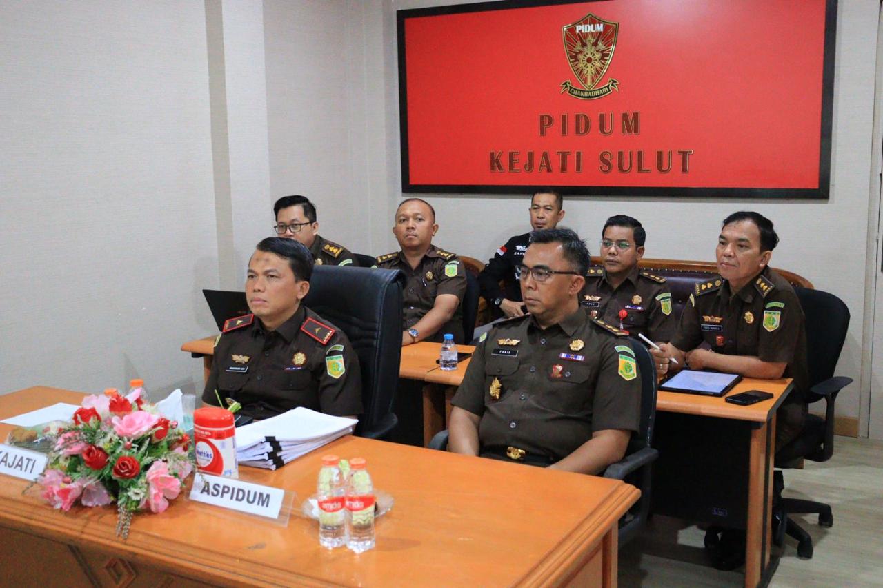 Wakil Kepala Kejaksaan Tinggi Sulawesi Utara Dr. Transiswara Adhi, S.H., M.Hum., dan Asisten Bidang Tindak Pidana Umum Mohamad Faid Rumdana, S.H., M.H beserta jajaran pada bidang tindak pidana umum melaksanakan ekspose perkara Restorative Justice (RJ),di Kantor Kejati, Selasa (1510/2024)