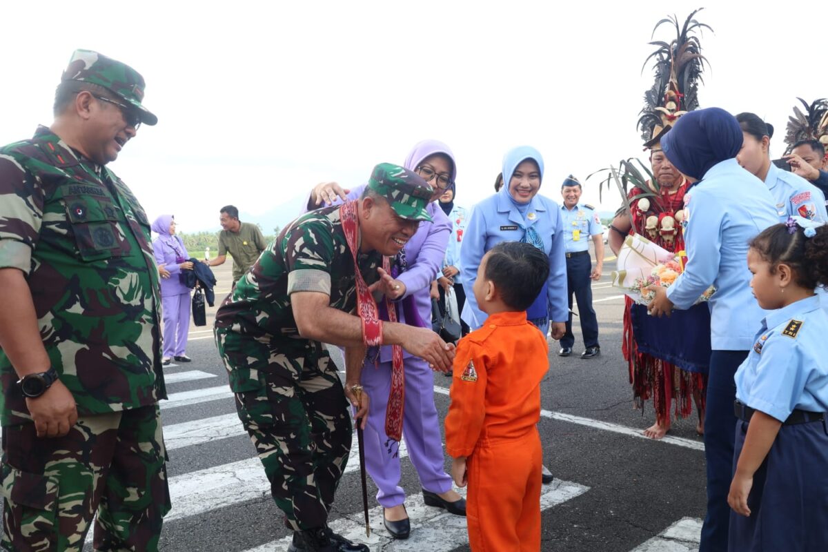 Danlanud Sam Ratulangi Marsma TNI Antariksa Anondo, S.E., M.Tr.(Han)., didampingi Ketua PIA Ardhya Garini Cabang 9/D.II Lanud Sam Ratulangi Ny. Sasi Antariksa menyambut kedatangan Pangkogabwilhan II Marsdya TNI M. Khairil Lubis