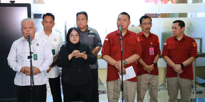 Kepala Pusat Penerangan Hukum (Kapuspenkum) Kejagung Harli Siregar (kiri) dan Direktur Penyidikan Jampidsus Abdul Qohar (kanan) keduanya sama-sama berdiri di depan pengeras suara dalam jumpa pers di Kejaksaan Agung, Jakarta Selatan pada Rabu malam, 23 Oktober 2024./Puspenkum Kejagung