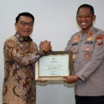 Direktur Samapta Polda Sulawesi Utara Kombes Pol Sabana Atmojo menerima anugerah penghargaan dari Staf Kepresidenan RI.