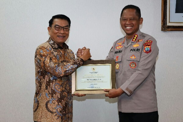 Direktur Samapta Polda Sulawesi Utara Kombes Pol Sabana Atmojo menerima anugerah penghargaan dari Staf Kepresidenan RI.