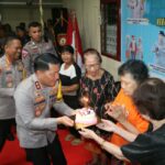 Kapolda Sulawesi Utara Irjen Pol Roycke Harry Langie bersama sejumlah PJU Polda dan Bintara Remaja (Baja) Polri angkatan 51/55 tahun 2024 melaksanakan bakti sosial (Baksos) di Panti Werdha Damai Ranomuut, Dendengan Dalam, Kecamatan Paal Dua, Manado, Selasa (15/10/2024).
