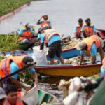 PT PLN (Persero) menggelar Green Employee Involvement di Kawasan Waduk Saguling, Kabupaten Bandung Barat, Jawa Barat, Senin (3/6).
