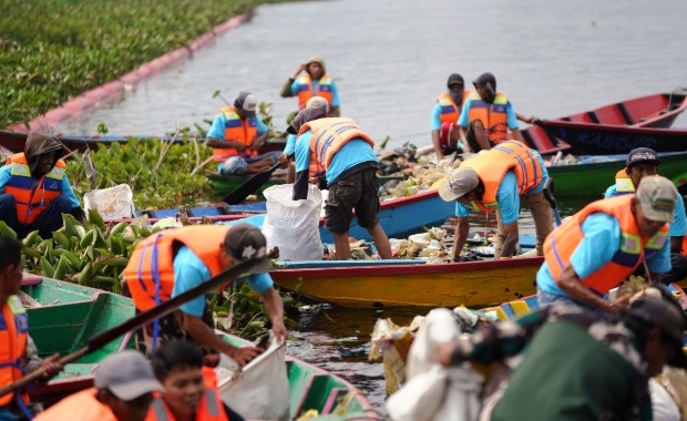 PT PLN (Persero) menggelar Green Employee Involvement di Kawasan Waduk Saguling, Kabupaten Bandung Barat, Jawa Barat, Senin (3/6).