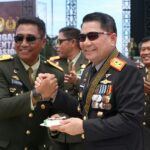 Kapolda Sulawesi Utara Irjen Pol Roycke Harry Langie bersama Wakapolda Brigjen Pol Bahagia Dachi dan sejumlah PJU Polda serta Ketua Bhayangkari Sulut hadir dalam upacara peringatan Hari Ulang Tahun ke-79 Tentara Nasional Indonesia (TNI) yang digelar di Kawasan Pohon Kasih Megamas, Manado, Sabtu (5/10/2024).