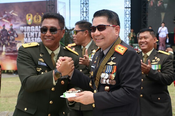 Kapolda Sulawesi Utara Irjen Pol Roycke Harry Langie bersama Wakapolda Brigjen Pol Bahagia Dachi dan sejumlah PJU Polda serta Ketua Bhayangkari Sulut hadir dalam upacara peringatan Hari Ulang Tahun ke-79 Tentara Nasional Indonesia (TNI) yang digelar di Kawasan Pohon Kasih Megamas, Manado, Sabtu (5/10/2024).