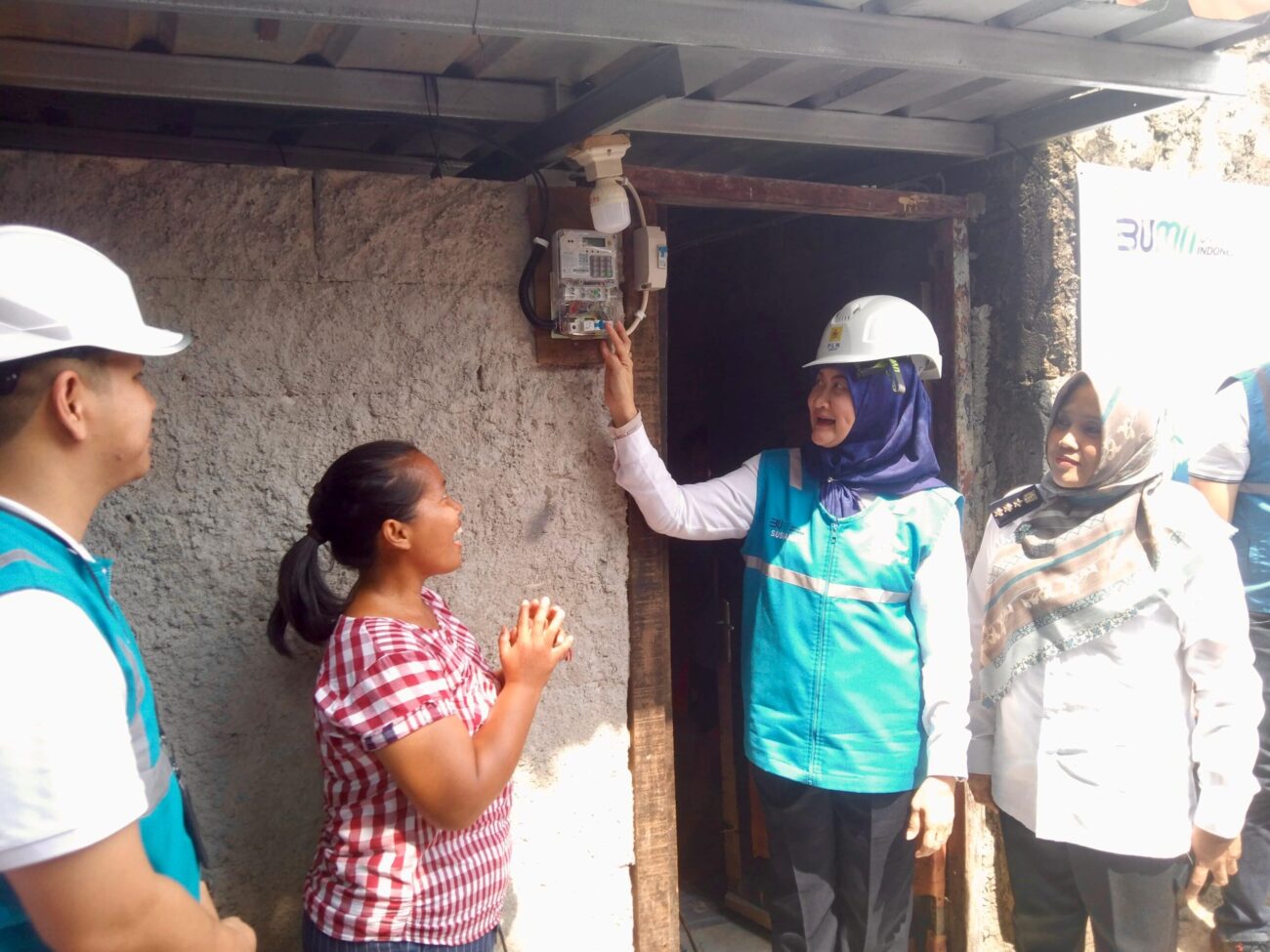 General Manager PLN Unit Induk Distribusi (UID) Jawa Barat, Susiana Mutia (kedua dari kanan) melakukan penyalaan listrik secara simbolis di rumah Ridayanti (kedua dari kiri), salah satu penerima bantuan program Light Up The Dream di Bekasi pada (23/10). Dalam kegiatan penyalaan serentak program Light Up The Dream yang dilaksanakan unit PLN se-Indonesia ini, PLN UID Jawa Barat melalui donasi para pegawainya berhasil menyalakan mimpi 1.435 keluarga prasejahtera di wilayahnya.