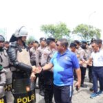 Bersama Pangdam XIII/Merdeka Mayjen TNI Candra Wijaya dan Kapolda Sulawesi Utara Irjen Pol Roycke Harry Langie, S.I.K., M.H., Danlanud Sam Ratulangi Marsma TNI Antariksa Anondo, S.E., M.Tr.(Han)., meninjau Latihan Gabungan Pengendalian Massa di Pohon Kasih Kawasan Megamas, Manado, Sulawesi Utara. Sabtu (26/10/2024).