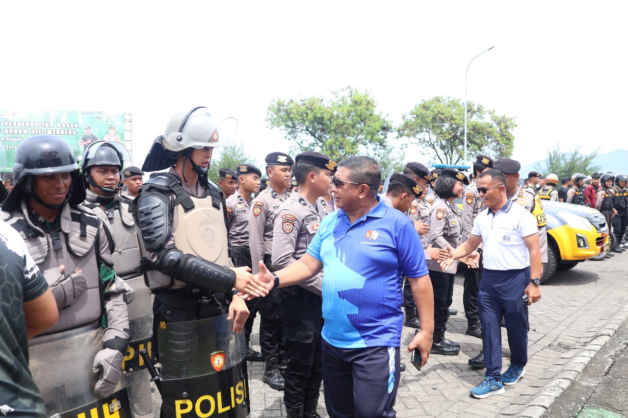 Bersama Pangdam XIII/Merdeka Mayjen TNI Candra Wijaya dan Kapolda Sulawesi Utara Irjen Pol Roycke Harry Langie, S.I.K., M.H., Danlanud Sam Ratulangi Marsma TNI Antariksa Anondo, S.E., M.Tr.(Han)., meninjau Latihan Gabungan Pengendalian Massa di Pohon Kasih Kawasan Megamas, Manado, Sulawesi Utara. Sabtu (26/10/2024).