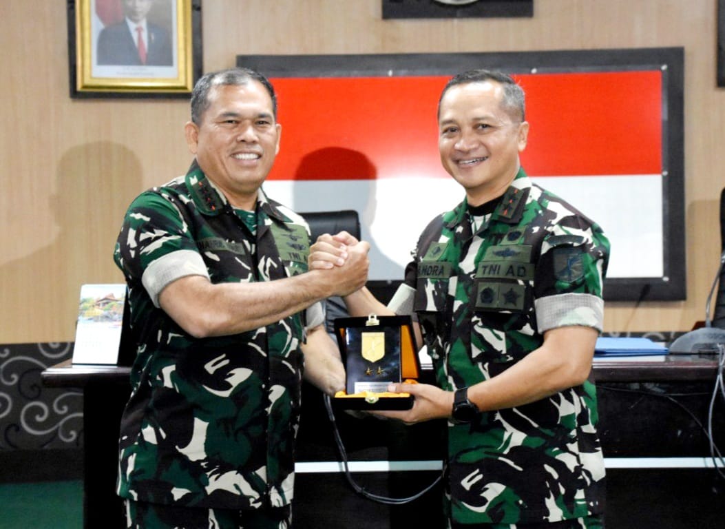 Pangdam XIII/Merdeka Mayjen TNI Candra Wijaya menerima Kunjungan Kerja (Kunker) Panglima Komando Gabungan Wilayah Pertahanan (Pangkogabwilhan) II Marsekal Madya TNI M. Khairil Lubis beserta rombongan, bertempat di Makodam XIII/Merdeka.