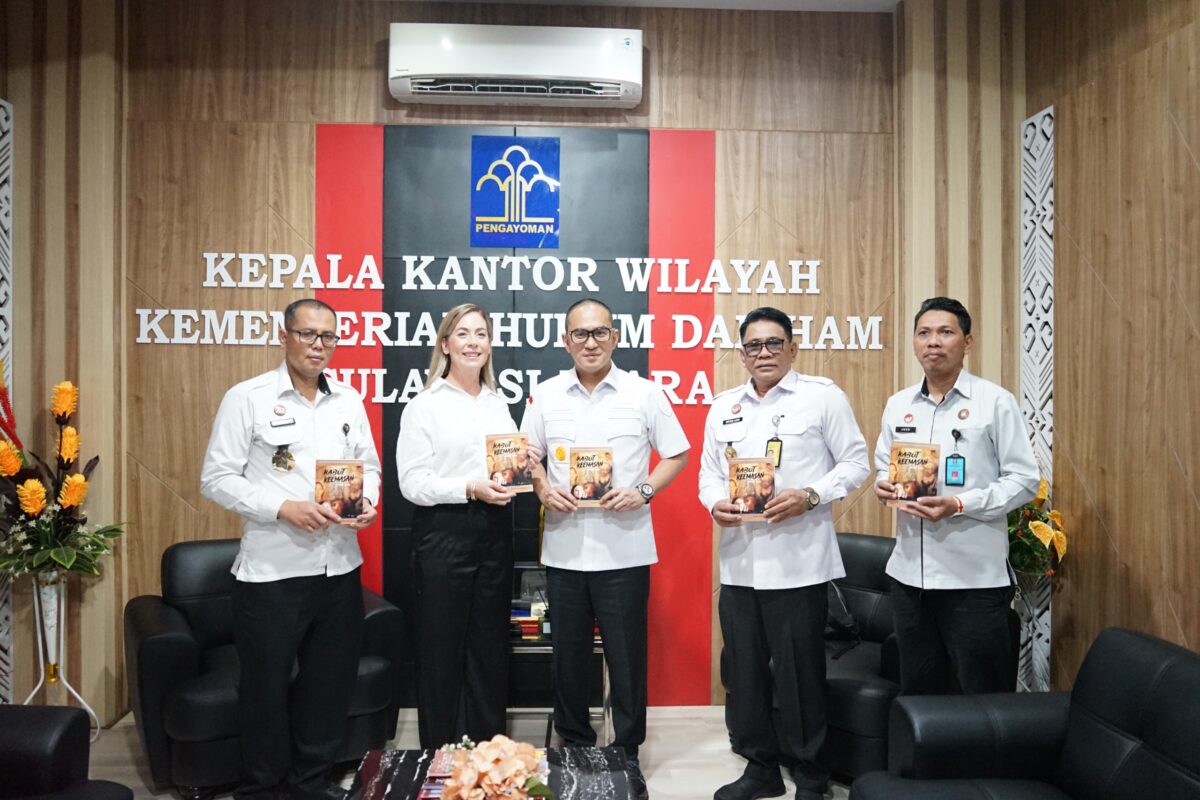 Kepala Kantor Wilayah Kementerian Hukum dan HAM Sulawesi Utara Ronald Lumbuun bersama Kepala Divisi Pemasyarakatan Aris Munandar menerima kunjungan istimewa dari Jade Lewis perwakilan Yellow Ribbon Project Australia dan Generations City pada hari ini (16/10).
