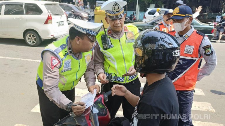 Polres Tangerang Selatan mencatat sebanyak 256 pelanggaran lalu lintas selama sepekan pelaksanaan Operasi Zebra Jaya 2024.