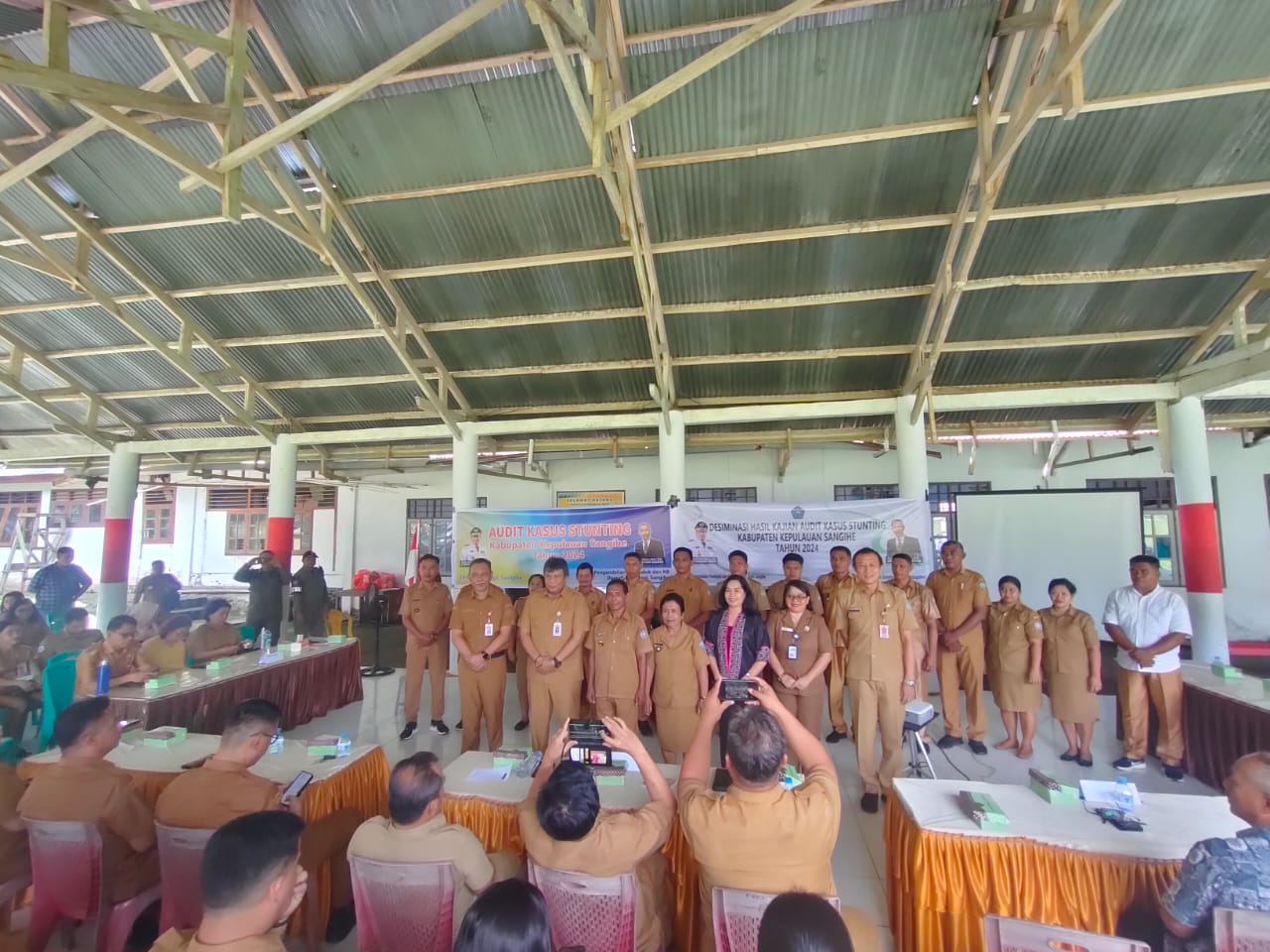 Penjabat Bupati Kepulauan Sangihe, Albert Huppy Wounde bersama kepala OPD Dinas terkait dan jajarannya 