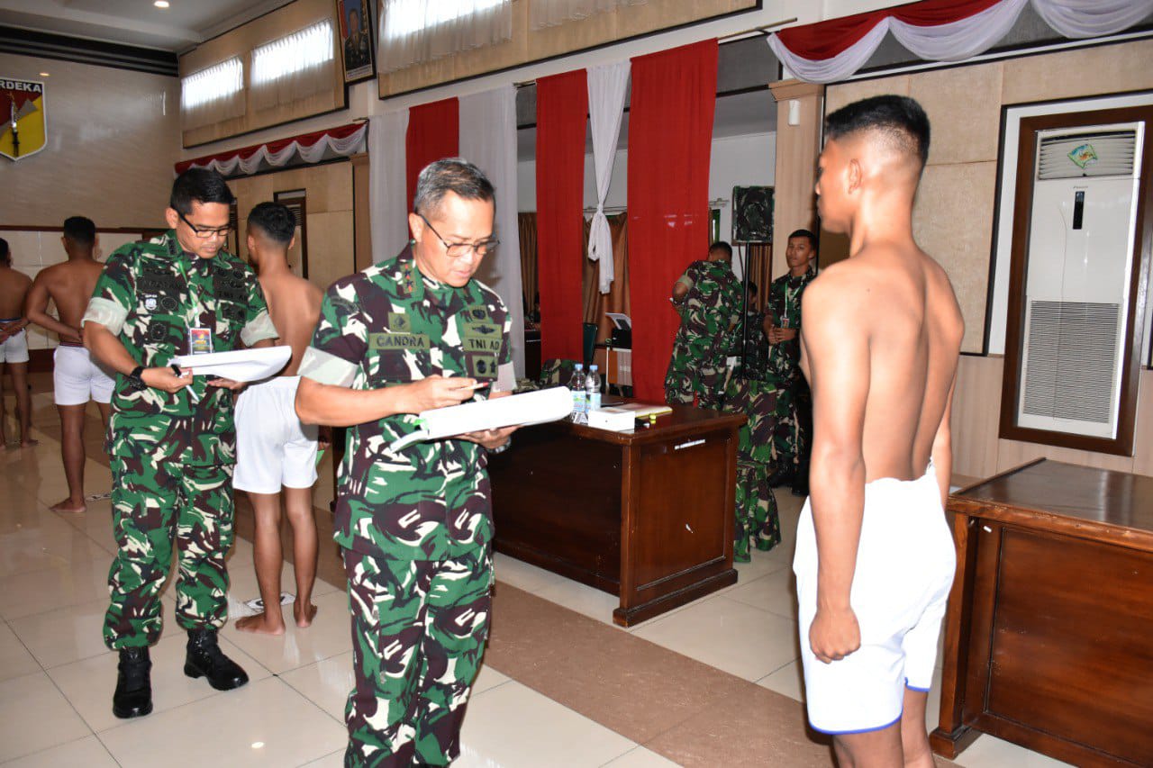 Pangdam XIII/Merdeka Pangdam XIII/Merdeka, Mayor Jenderal TNI Candra Wijaya, memimpin langsung sidang pemilihan penerimaan calon Bintara Prajurit Karier (PK) TNI Angkatan Darat Gelombang II TA 2024 tingkat Panda (Panitia Daerah) di Markas Kodam XIII/Merdeka, Manado, Rabu (20/11/2024).