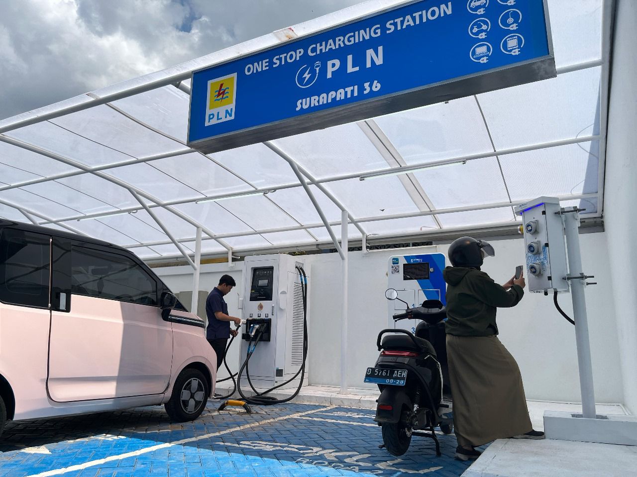 PT PLN Resmikan One Stop EV Charging Station