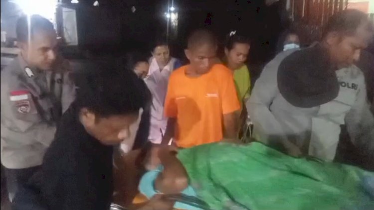 Polisi dan Bidan Bantu Ibu Hamil Melahirkan di Tengah Pengungsian Gunung Lewotobi.