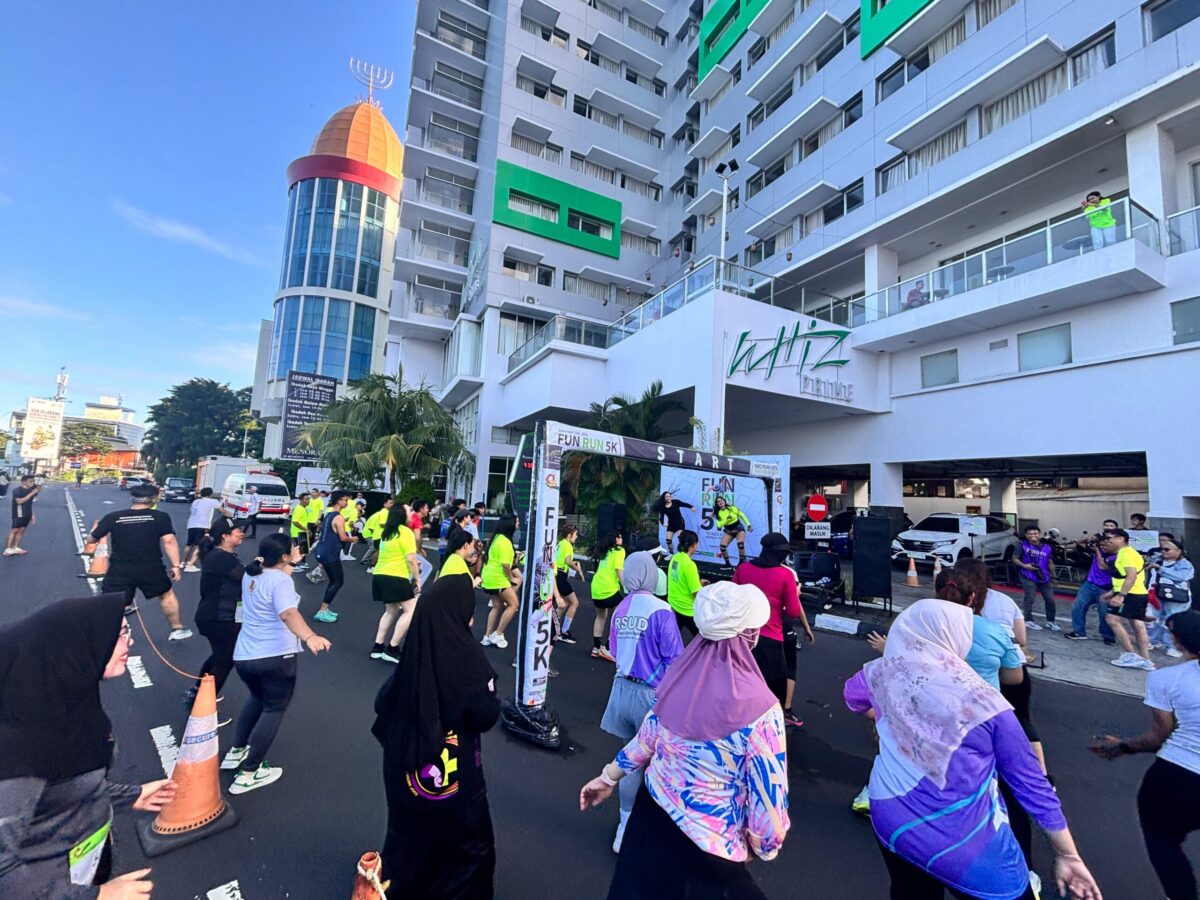 Whiz Prime Hotel Megamas Manado mengadakan kegiatan seru dan menyehatkan: Whiz Fun Run 5k! Acara gratis ini telah berlangsung meriah, Jumat (14/11/2024).