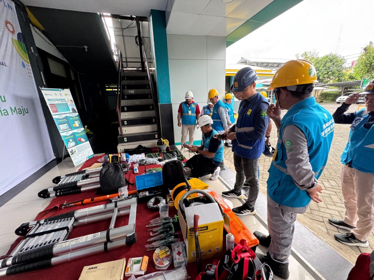 PT PLN (Persero) Unit Induk Distribusi (UID) Sulawesi Utara, Tengah, dan Gorontalo (Suluttenggo) menyiapkan ribuan personel siaga di 50 titik posko siaga pemilu, untuk memastikan pasokan listrik aman selama pelaksanaan Pemilihan Kepala Daerah (Pilkada) Serentak 2024 di wilayah kerja PLN UID Sulutenggo.