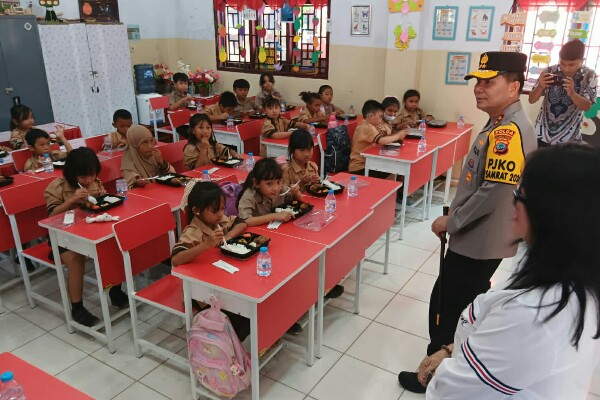 Program Makan Bergizi Presiden Ditindaklanjuti Polda Sulut
