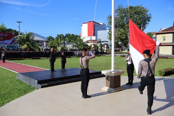 Polda Sulawesi Utara (Sulut) melaksanakan upacara memperingati Hari Pahlawan Tahun 2024, Minggu (10/11) pagi, di Lapangan Presisi Mapolda Sulut, Jalan Bethesda, Kota Manado.