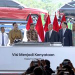 Presiden RI Joko Widodo meresmikan pabrik baterai PT Hyundai LG Indonesia (HLI) Green Power di Karawang, Jawa Barat pada Rabu (3/7).