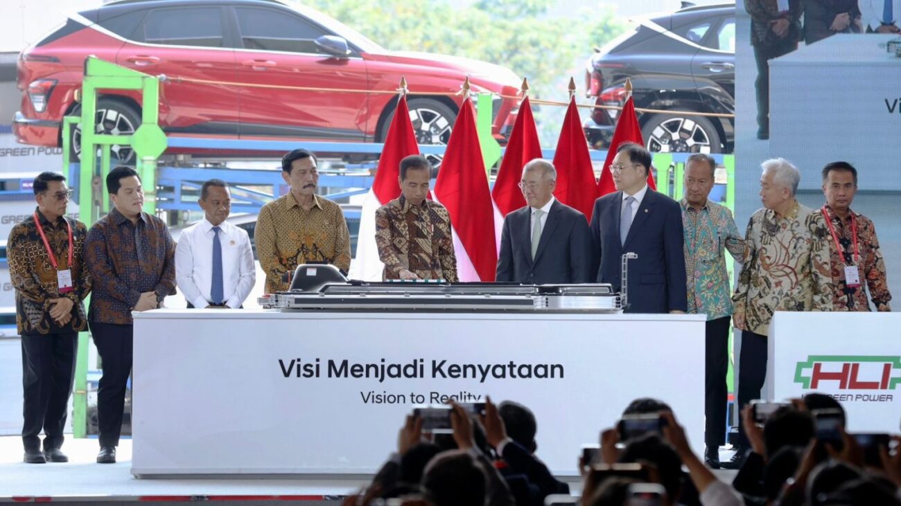 Presiden RI Joko Widodo meresmikan pabrik baterai PT Hyundai LG Indonesia (HLI) Green Power di Karawang, Jawa Barat pada Rabu (3/7).