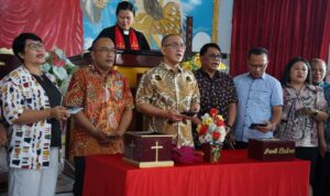 Kakanwil, Kepala Kantor Wilayah Kemenkumham Sulawesi Utara Ronald Lumbuun mengikuti Ibadah Minggu bersama Pegawai dan WBP Rumah Tahanan Negara Kelas IIB Kotamobagu, Minggu (27/10).