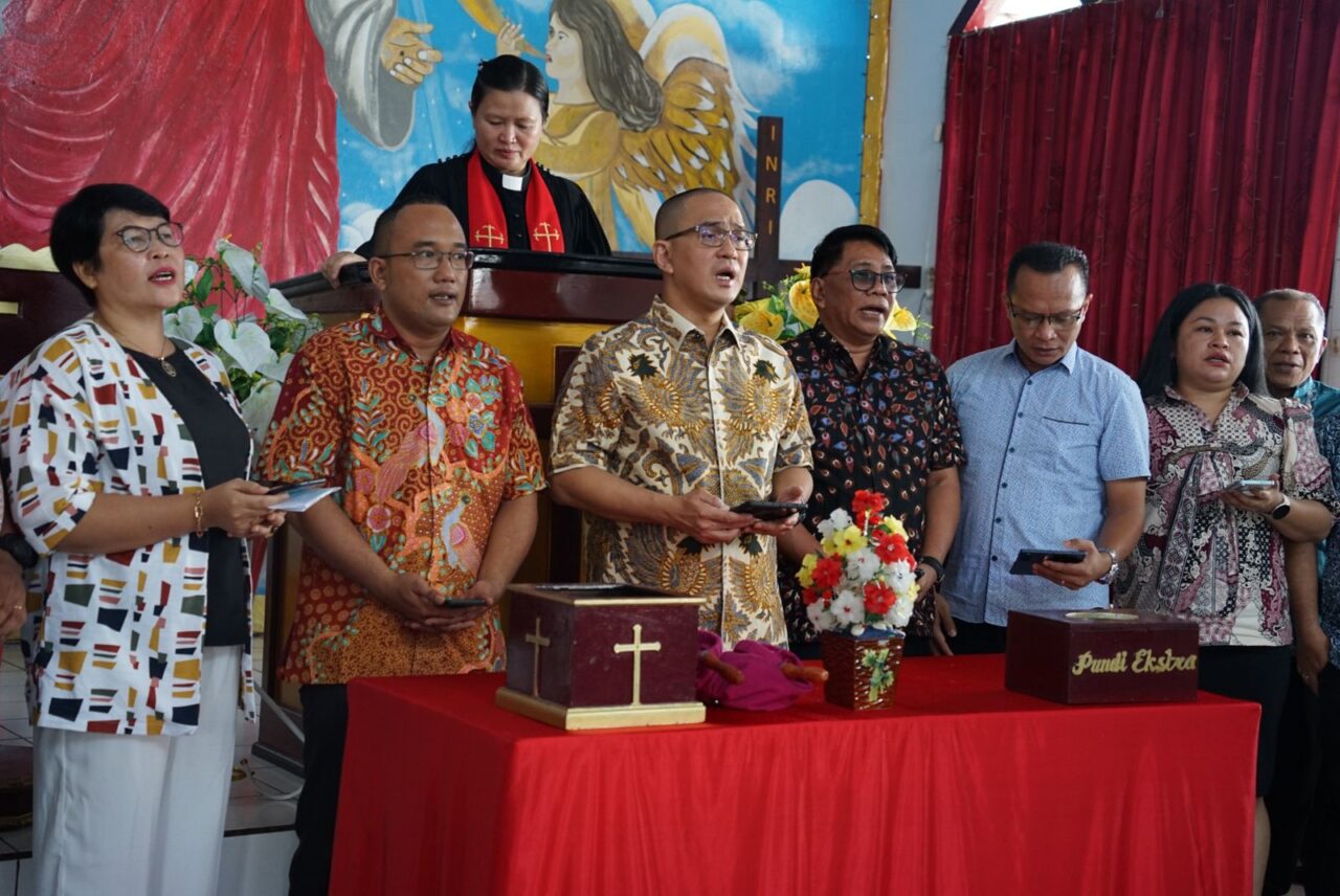 Kakanwil, Kepala Kantor Wilayah Kemenkumham Sulawesi Utara Ronald Lumbuun mengikuti Ibadah Minggu bersama Pegawai dan WBP Rumah Tahanan Negara Kelas IIB Kotamobagu, Minggu (27/10).