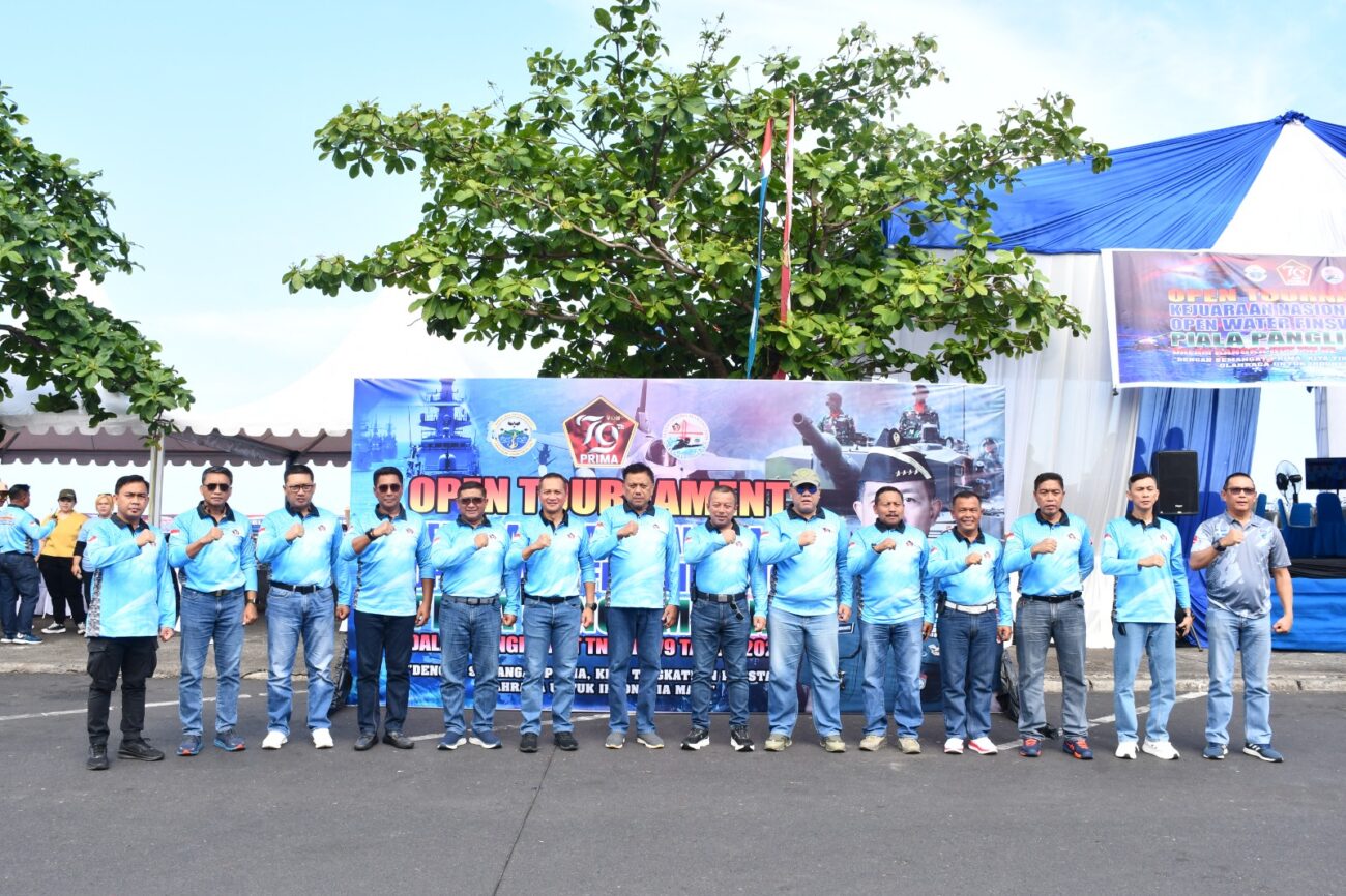 Danlantamal VIII Laksamana Pertama TNI May Franky Pasuna Sihombing, CHRMP., mendampingi Panglima Komando Armada II Laksda TNI Ariantyo Condrowibowo pada acara Open Tournament Kejuaraan Nasional Selam Open Water Finswimming Piala Panglima TNI Tahun 2024 yang dilaksanakan di Pantai Kawasan Megamas Manado. Sabtu (2/11)