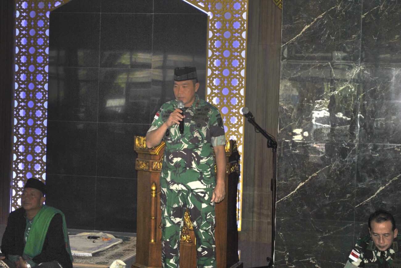 Prajurit, PNS dan Persit Korem 131/Stg mengikuti kegiatan siraman rohani bagiKorem 131/Stg yang dilaksanakan di Masjid Kyai Modjo dan Aula Makorem 131/Stg, Jumat (28/11/2024).