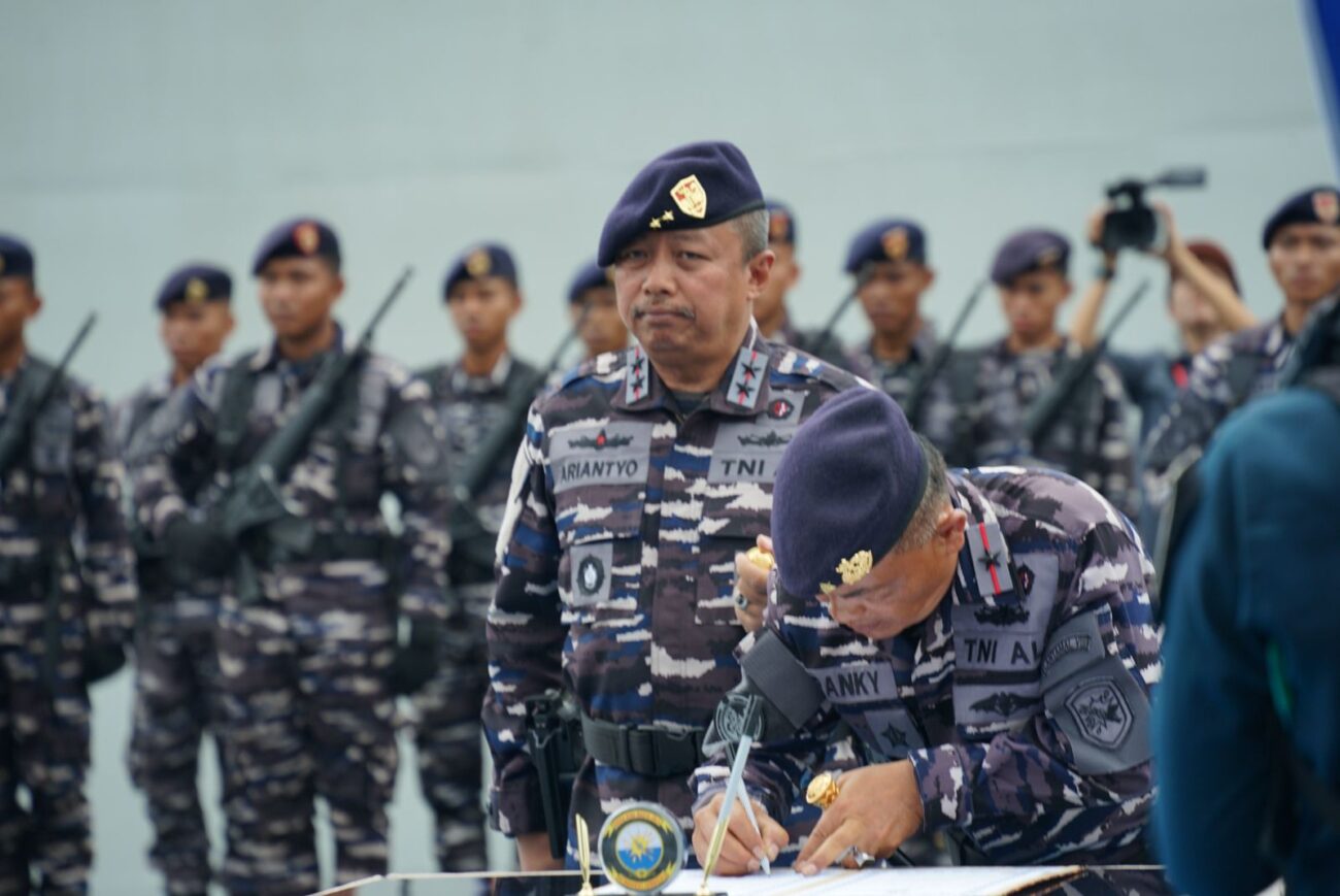Panglima Komando Armada II (Pangkoarmada II) Ariantyo Condrowibowo menyerahkan kapal KRI Selar-879 kepada Komandan Pangkalan Utama TNI AL VIII (Danlantamal VIII) Laksamana Pertama TNI May Franky Pasuna Sihombing, CHRMP., di Dermaga Samuel Languyu Satrol Lantamal VIII Bitung, Senin (4/11/2024).