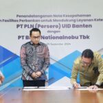PT PLN UID Banten, Moch. Andy Adchaminoerdin (kanan) dan Chief Operating Officer PT Bank Nasional Nobu Tbk, Steve Marciano Joe (tengah), menandatangani Nota Kesepahamanan tentang Penyediaan Fasilitas Perbankan untuk Mendukung Layanan Ketenagalistrikan. (Dok. PLN UID Banten)