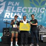 Lima pengemudi ojol prasejahtera peroleh motor listrik di PLN Electric Run 2024.