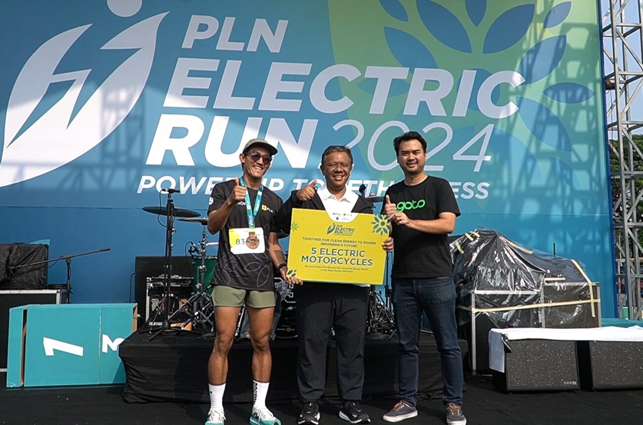 Lima pengemudi ojol prasejahtera peroleh motor listrik di PLN Electric Run 2024.