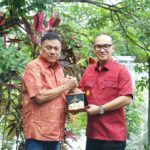 Ronald Lumbuun berpamitan kepada Gubernur Provinsi Sulawesi Utara Olly Dondokambey