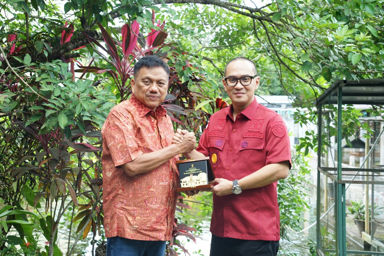 Ronald Lumbuun Ronald Lumbuun berpamitan kepada Gubernur Provinsi Sulawesi Utara Olly Dondokambey