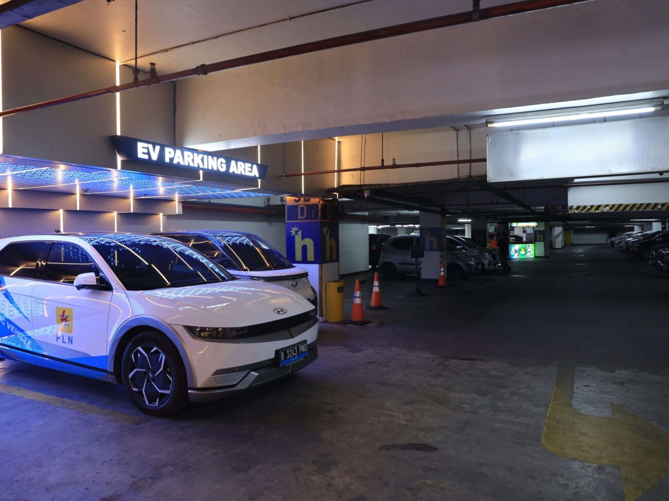 PT PLN dan Mal SKA Hadirkan Area Parkir Mobil Listrik