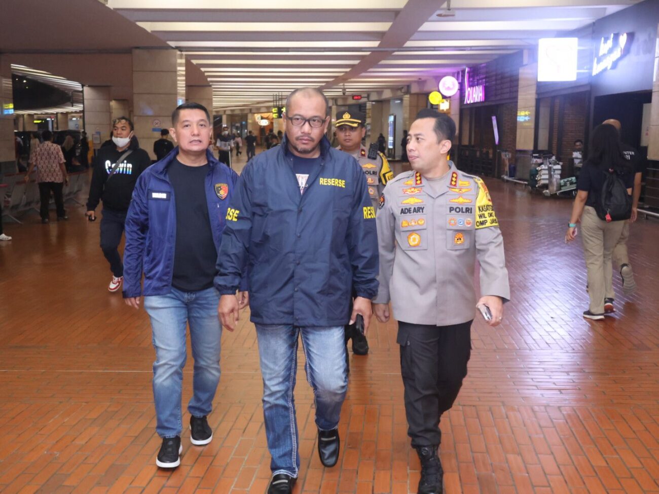 2 Pelaku Kasus Judi Online Libatkan Pegawai Komdigi Tiba di Bandara Soetta.Polisi Kembali menangkap dua orang yang terlibat dalam kasus perjudian online di Kementerian Komunikasi dan Digital (Kemkomdigi).